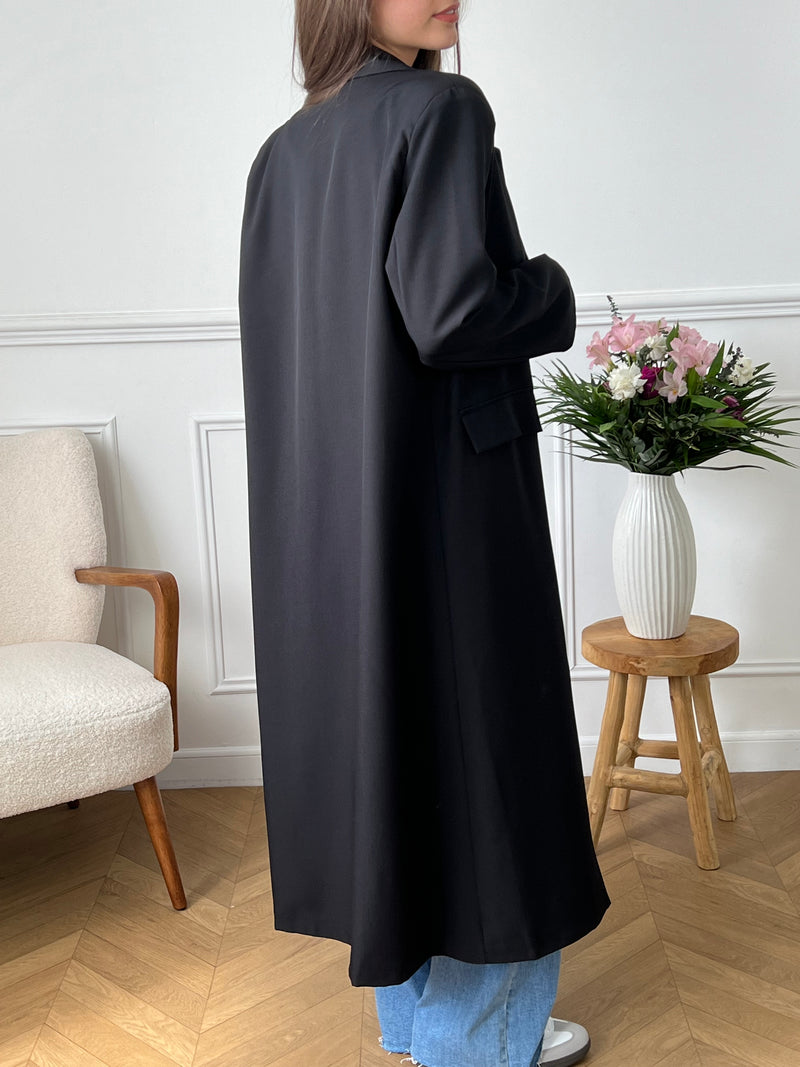 Le manteau noir Amiya est conçu spécialement pour les femmes en quête de confort et de style. Avec sa longueur parfaite, il offre une allure élégante sans compromettre le confort. Parfait pour toutes les occasions, ce manteau est un indispensable de votre garde-robe.