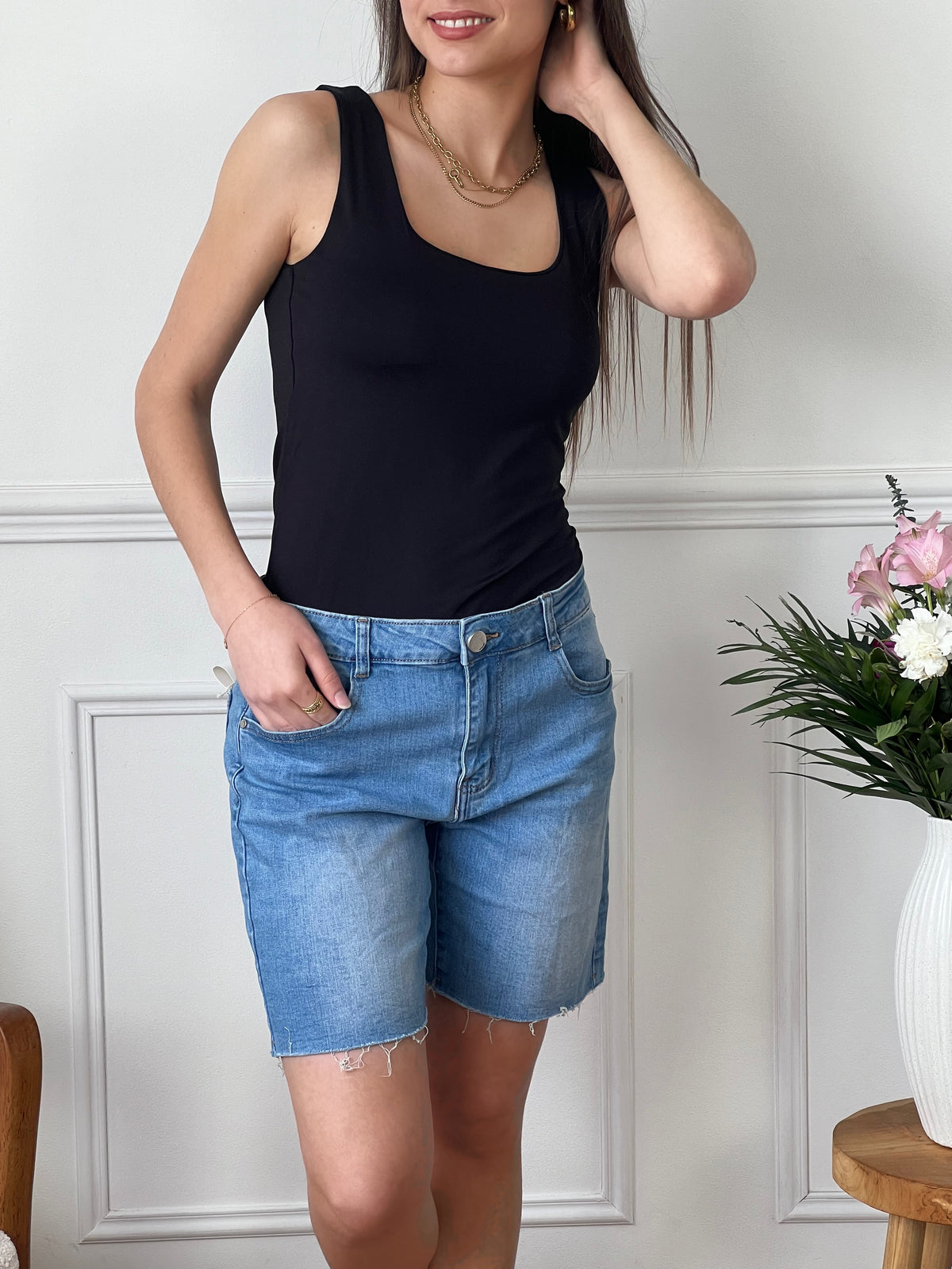 Ce short en jean bleu Zoyia est un indispensable pour toutes les occasions. Sa grande taille offre un confort optimal sans compromis sur le style. Ajoutez-le à votre garde-robe pour un look basique et tendance à la fois!