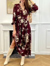Robe longue bordeaux élégante aux détails dorés, idéale pour les occasions spéciales. Son col V et ses manches longues apportent une touche raffinée, tandis que l’élastique au dos assure un confort parfait. Entièrement doublée jusqu’à mi-longueur, elle allie style et aisance dans des nuances subtiles de bordeaux et doré.