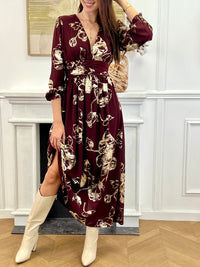 Robe longue bordeaux élégante aux détails dorés, idéale pour les occasions spéciales. Son col V et ses manches longues apportent une touche raffinée, tandis que l’élastique au dos assure un confort parfait. Entièrement doublée jusqu’à mi-longueur, elle allie style et aisance dans des nuances subtiles de bordeaux et doré.