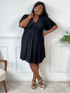 Cette robe courte noire allie confort et élégance grâce à sa taille élastique au dos qui s’adapte parfaitement à votre silhouette. Ses manches courtes et son col en V apportent une touche de fraîcheur, tandis que la doublure en bas assure un tombé fluide et agréable.