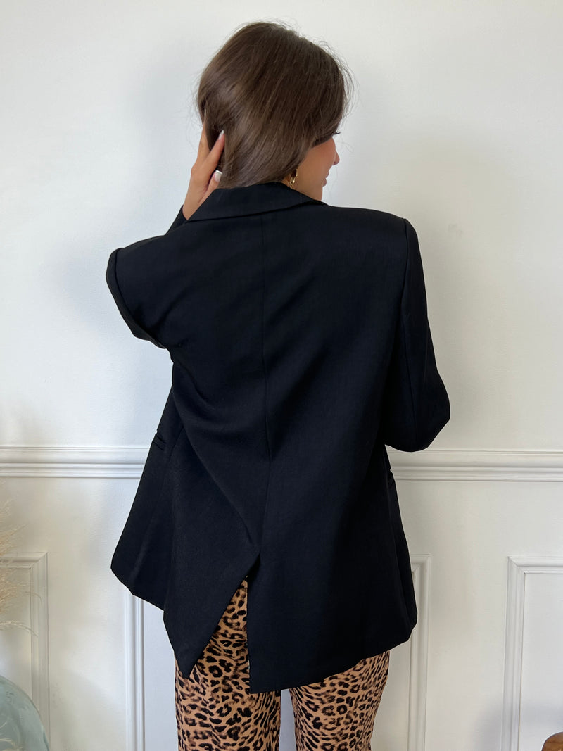 Découvrez notre blazer noir Romy, un classique intemporel avec des épaulettes pour une silhouette élégante et structurée. Un basique incontournable pour toutes vos tenues.