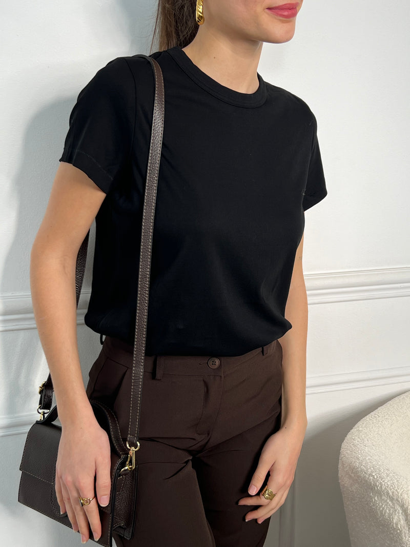 Un tee-shirt noir intemporel, d'une simplicité élégante et polyvalente, idéal pour compléter n'importe quelle tenue avec style et décontraction. Sa couleur neutre s'harmonise parfaitement avec une variété de looks.