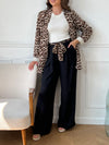 Ce pantalon noir Karoline est un essentiel pour toutes les femmes. Très confortable avec son élastique au dos et ses poches latérales à l'avant, il ajoute une touche de style avec sa ceinture amovible à motifs léopard.