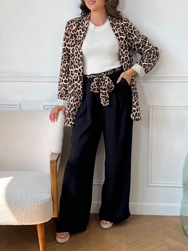 Ce pantalon noir Karoline est un essentiel pour toutes les femmes. Très confortable avec son élastique au dos et ses poches latérales à l'avant, il ajoute une touche de style avec sa ceinture amovible à motifs léopard.