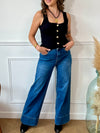 Découvrez le jean super wide leg Elvera, conçu pour allier confort et style. Avec ses deux poches à l'avant et à l'arrière, il offre praticité au quotidien. Sa fermeture à boutons et ses passants pour ceinture assurent un ajustement parfait, mettant en valeur votre silhouette tout en vous laissant libre de vos mouvements.
