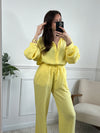 Affichez votre style unique avec la chemise Jolina jaune en gaz de coton pour femme ! Avec des manches longues et un col chemise, cette chemise est à la fois chic et décontractée. Cette chemise vous offrira un confort inégalable.
