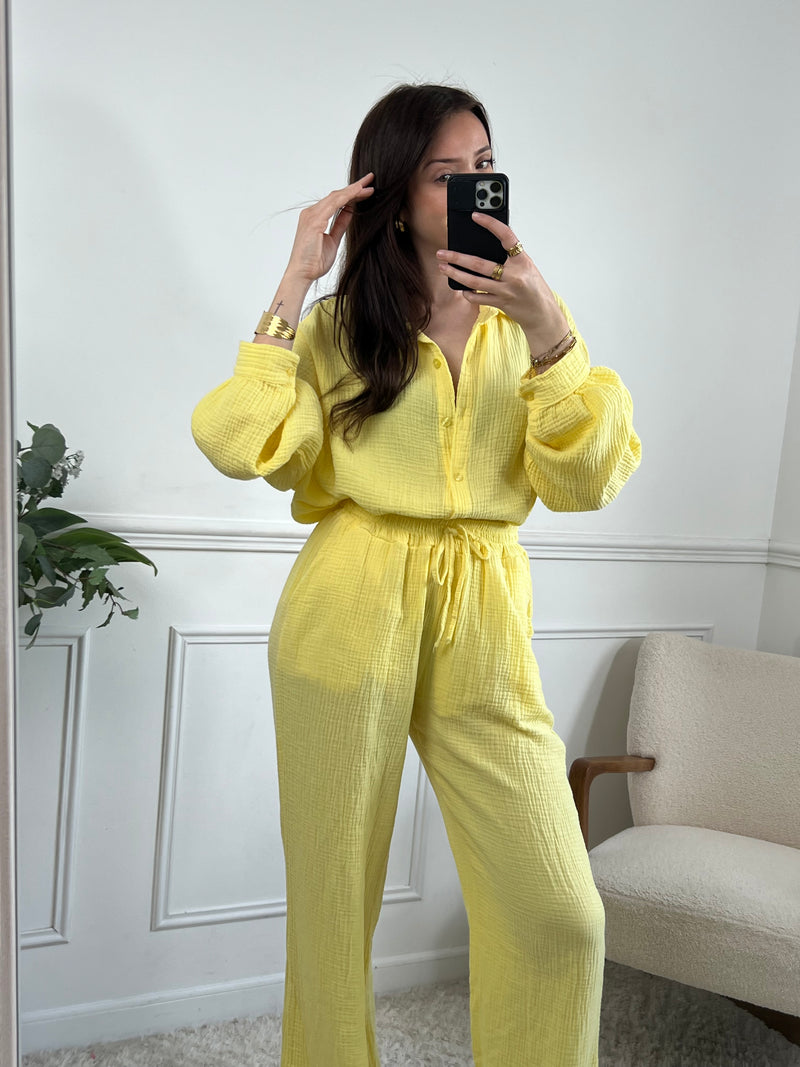 Affichez votre style unique avec la chemise Jolina jaune en gaz de coton pour femme ! Avec des manches longues et un col chemise, cette chemise est à la fois chic et décontractée. Cette chemise vous offrira un confort inégalable.