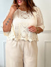 Top en crochet ajouré écru, délicatement travaillé pour un effet à la fois romantique et bohème. Ses manches légèrement évasées aux poignets ajoutent une touche de charme et de fluidité à la silhouette.