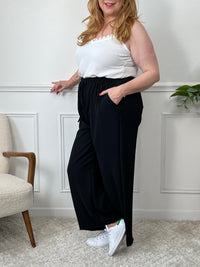 Ce pantalon noir grande taille Maloe est à la fois chic et décontracté. Fabriqué en gaze de coton, il est léger et confortable à porter toute la journée.