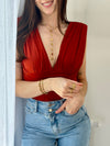 Transformez votre look avec notre body terracotta décolleté Yaele. Conçu sans manches et avec des épaulettes pour une silhouette élégante, il comporte une attache crochet pratique et un col v décolleté flatteur.