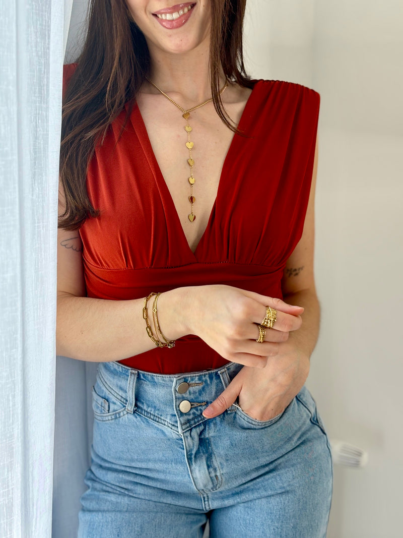 Transformez votre look avec notre body terracotta décolleté Yaele. Conçu sans manches et avec des épaulettes pour une silhouette élégante, il comporte une attache crochet pratique et un col v décolleté flatteur.