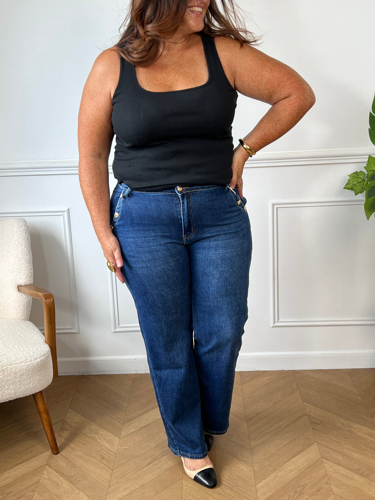 Ce jean bleu se distingue par son allure élégante et intemporelle. Sa coupe confortable épouse la silhouette avec naturel. Les boutons dorés apportent une touche raffinée et lumineuse qui rehausse le style de cette pièce incontournable.