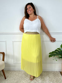 La jupe jaune plissée de grande taille incarne une élégance intemporelle. Avec sa coupe longue et plissée, elle offre une silhouette flatteuse et tendance. Cette pièce allie style et confort, créant une tenue sophistiquée et moderne pour les femmes de grande taille.