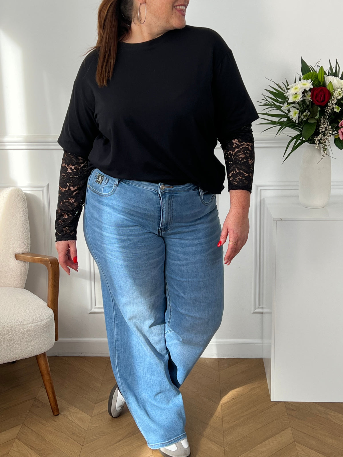 Profitez du style classique et confortable du jean évasé Curve : Mahé. Avec sa taille haute , ses deux poches pratiques et sa fermeture avec bouton, ce jean large femme offre un look tendance et décontracté.