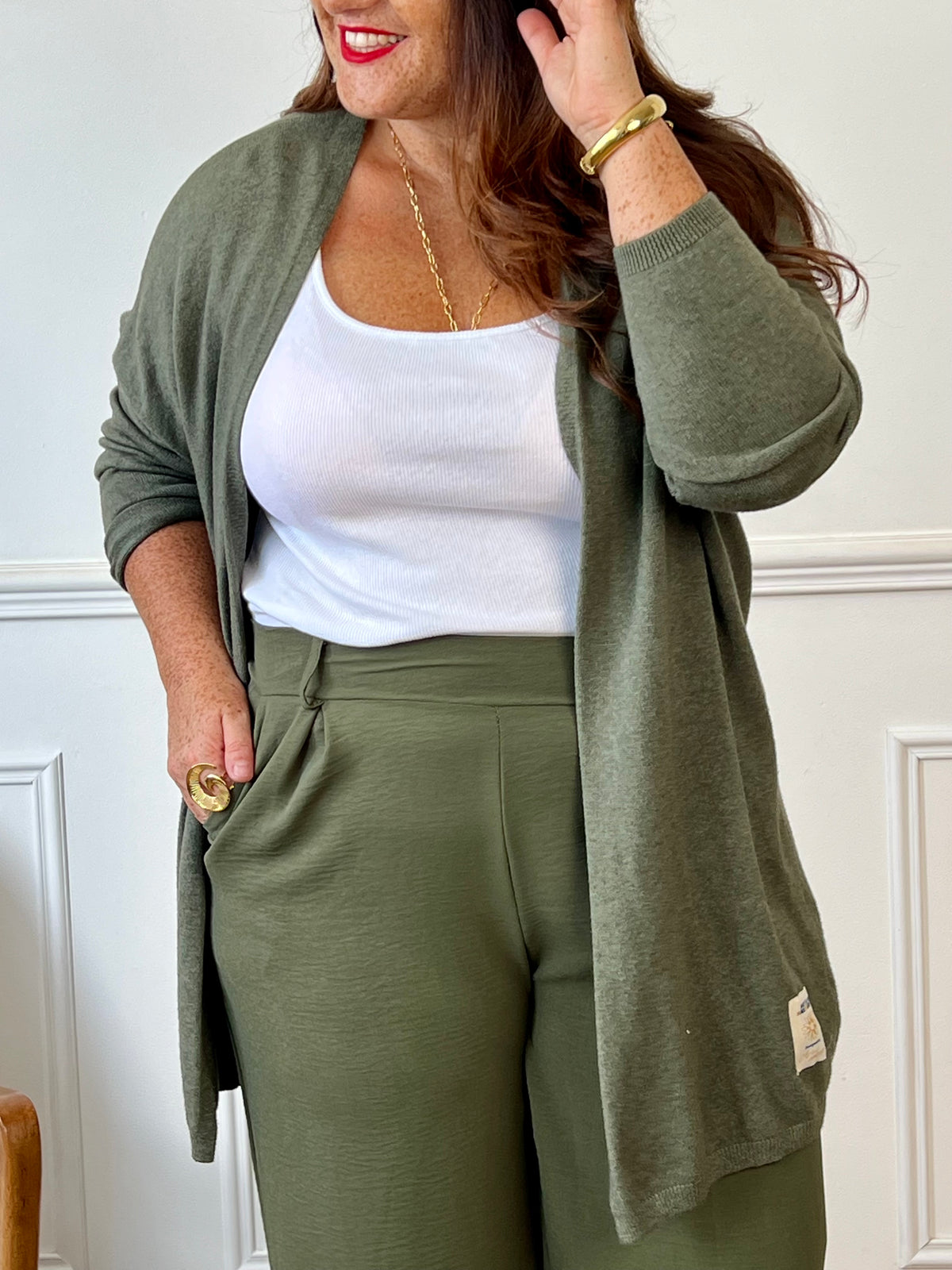 Donnez à votre garde-robe une touche élégante et sophistiquée avec le gilet long kaki Louison. Fabriqué avec un tissu de qualité, ce gilet ajoutera une touche de confort et de style à toutes vos tenues. Restez au chaud et tendance avec ce gilet polyvalent qui vous aidera à créer des looks uniques pour toutes les occasions.