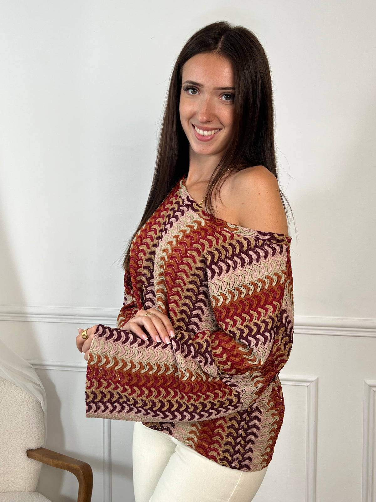 Apportez une touche de gaieté à votre garde-robe avec ce top en crochet Valentine. Conçu avec des manches longues et un col rond, il offre confort et élégance au quotidien. Sa couleur vive met en valeur votre silhouette tout en restant léger et agréable à porter.