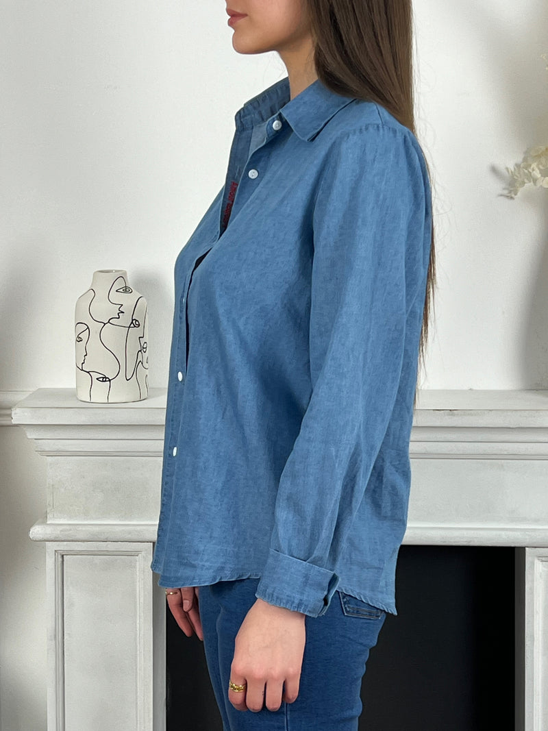 Cette chemise bleue Colt est le choix parfait pour une tenue décontractée mais élégante. Avec son col chemise et ses boutons sur le devant et aux manches, elle offre un look classique et polyvalent. Le détail brodé rouge ajoute une touche de couleur subtile pour une apparence encore plus raffinée.