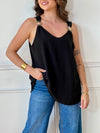 Ce top noir au design épuré séduit par ses bretelles ornées de délicats détails dorés. À la fois sobre et raffiné, il apporte une touche d’élégance à vos looks, de jour comme de nuit.
