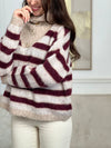 Chic et confortable, ce pull rayé bordeaux et beige séduit par son col montant modulable, rehaussé d'élégants boutons dorés. Une pièce douce et stylée, parfaite pour un look à la fois cosy et raffiné.
