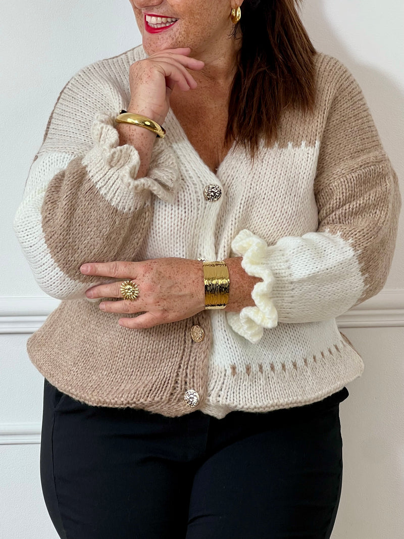 Ce gilet grande taille Milana allie élégance et confort grâce à sa maille douce et son col en V classique. Ses manches longues resserrées avec élastique assurent une tenue parfaite tout au long de la journée