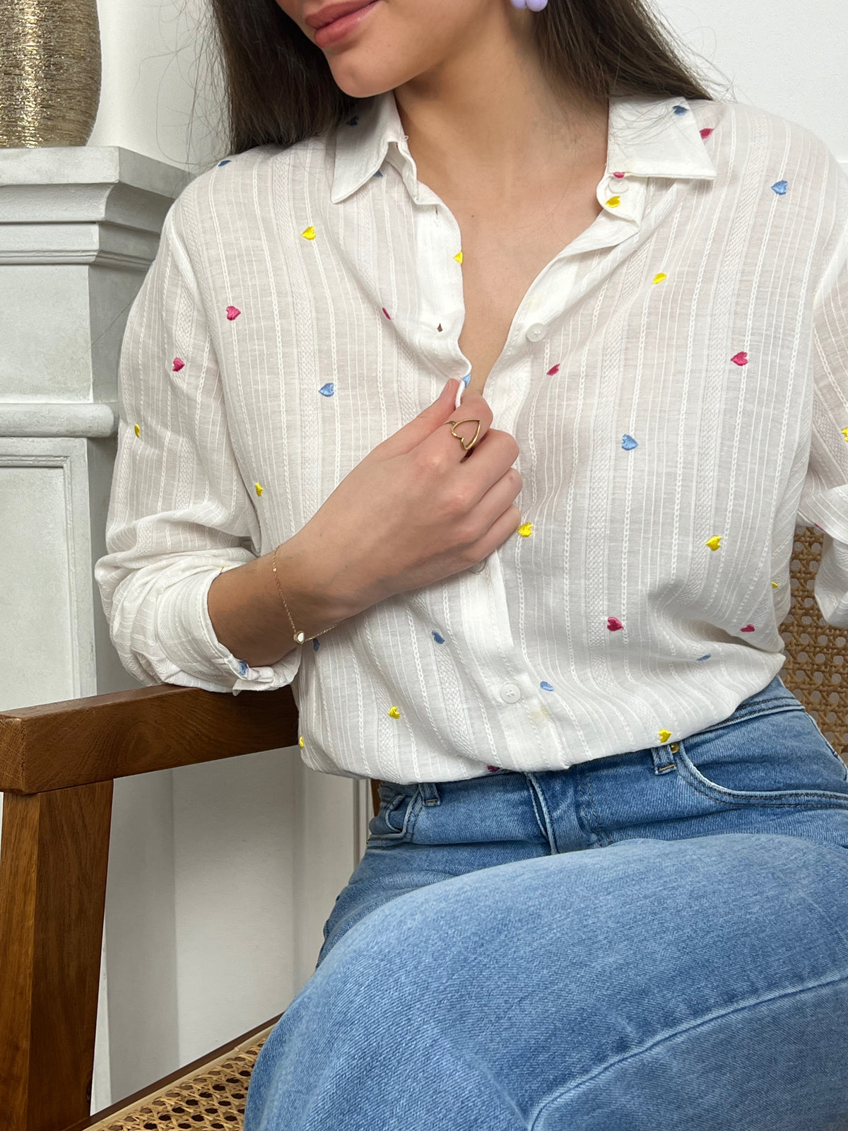Apportez une touche de gaieté à votre garde-robe avec la chemise Daria, ornée de petits coeurs colorés sur toute sa surface. Conçue en tissu écrue, cette chemise apportera une note de couleur et de fantaisie à toutes vos tenues.