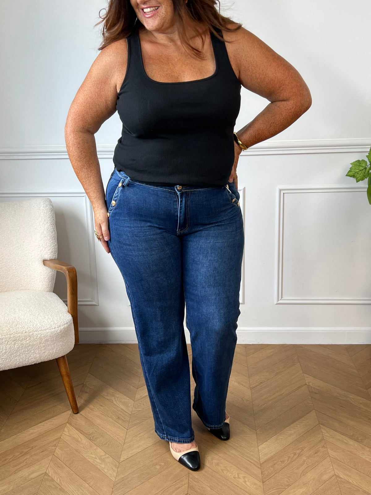 Ce jean bleu se distingue par son allure élégante et intemporelle. Sa coupe confortable épouse la silhouette avec naturel. Les boutons dorés apportent une touche raffinée et lumineuse qui rehausse le style de cette pièce incontournable.