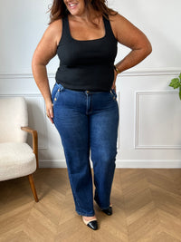 Ce jean bleu se distingue par son allure élégante et intemporelle. Sa coupe confortable épouse la silhouette avec naturel. Les boutons dorés apportent une touche raffinée et lumineuse qui rehausse le style de cette pièce incontournable.