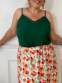 Découvrez le top vert foncé avec broderie Alexina pour femme! Le détail brodé ajoute une touche de sophistication à ce top élégant. Son design flatteur mettra en valeur votre silhouette.