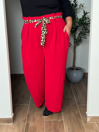 Le pantalon fluide rouge Alanis est un incontournable pour votre garde-robe. Avec une taille haute confortable et élastique au dos, ce pantalon large vous assure un ajustement parfait. La ceinture amovible ajoute une touche de peps à votre tenue.