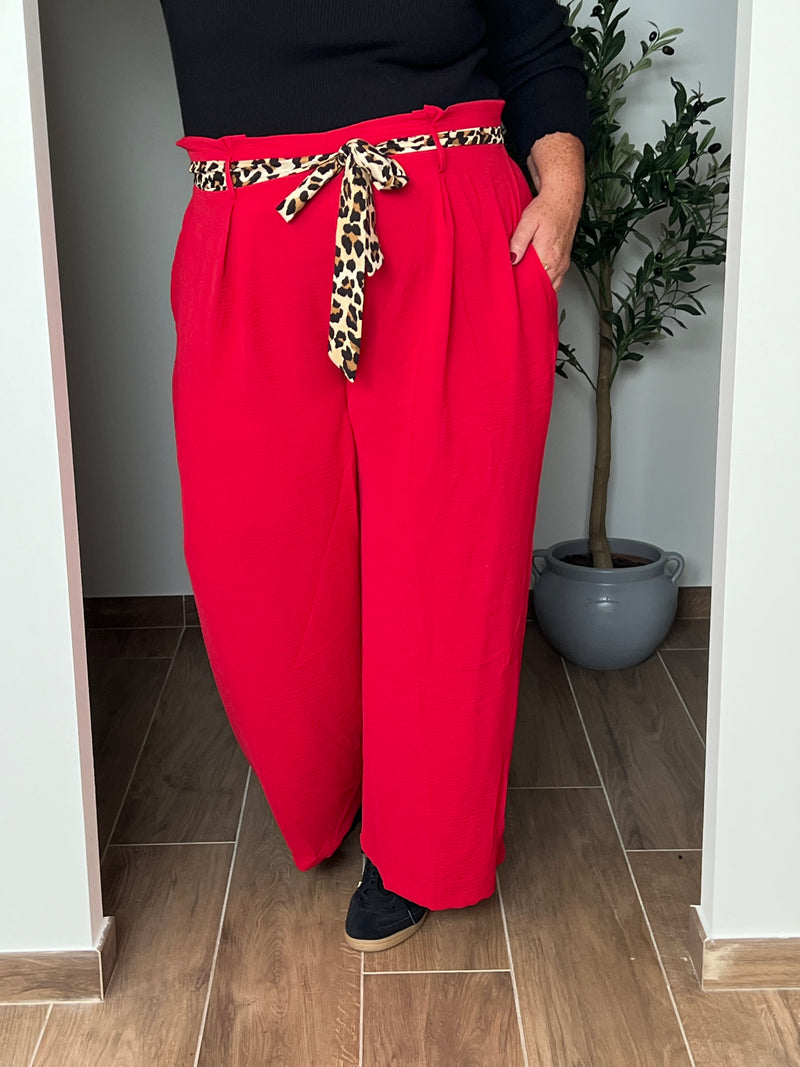 Le pantalon fluide rouge Alanis est un incontournable pour votre garde-robe. Avec une taille haute confortable et élastique au dos, ce pantalon large vous assure un ajustement parfait. La ceinture amovible ajoute une touche de peps à votre tenue.