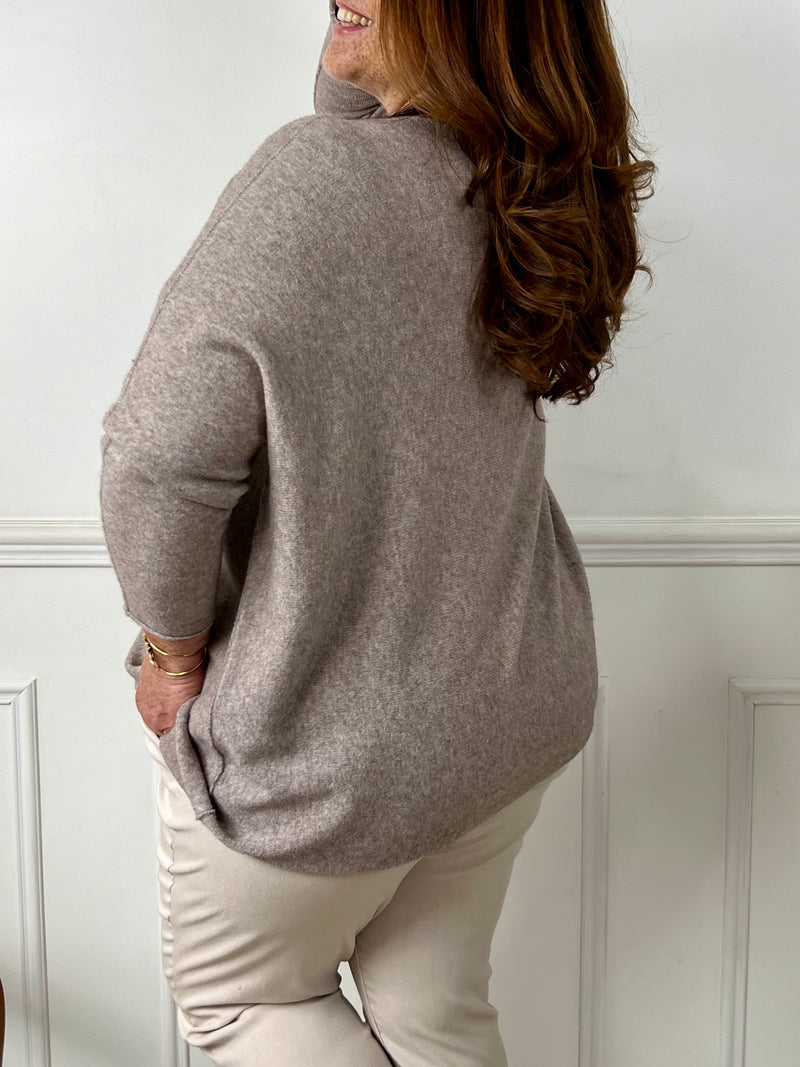 Optez pour l'élégance et le confort avec ce pull basique grande taille. Sa matière douce, sa coupe ample, et son col V classique en font une pièce polyvalente, idéale pour un look décontracté ou chic. Avec ses manches longues, il est parfait pour vous tenir au chaud tout en restant léger et agréable à porter.&nbsp;
