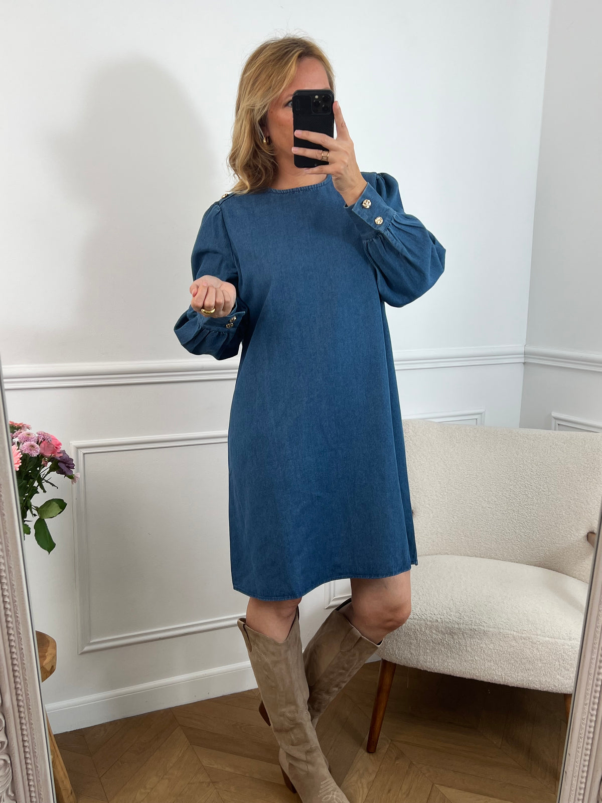 Robe en jean grande taille femme au style casual chic. Col rond et coupe droite moderne, idéale au quotidien comme en sortie. Détails raffinés : boutons dorés aux poignets et à l’épaule. Bleu intemporel, 100% coton pour allier confort et élégance.