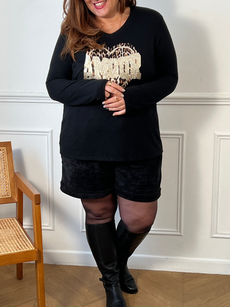 Craquez pour ce pull fin noir aux manches longues, alliant douceur et style. Son inscription "amour" et son cœur au motif léopard apportent une touche tendance et romantique. Idéal pour un look chic et confortable au quotidien !