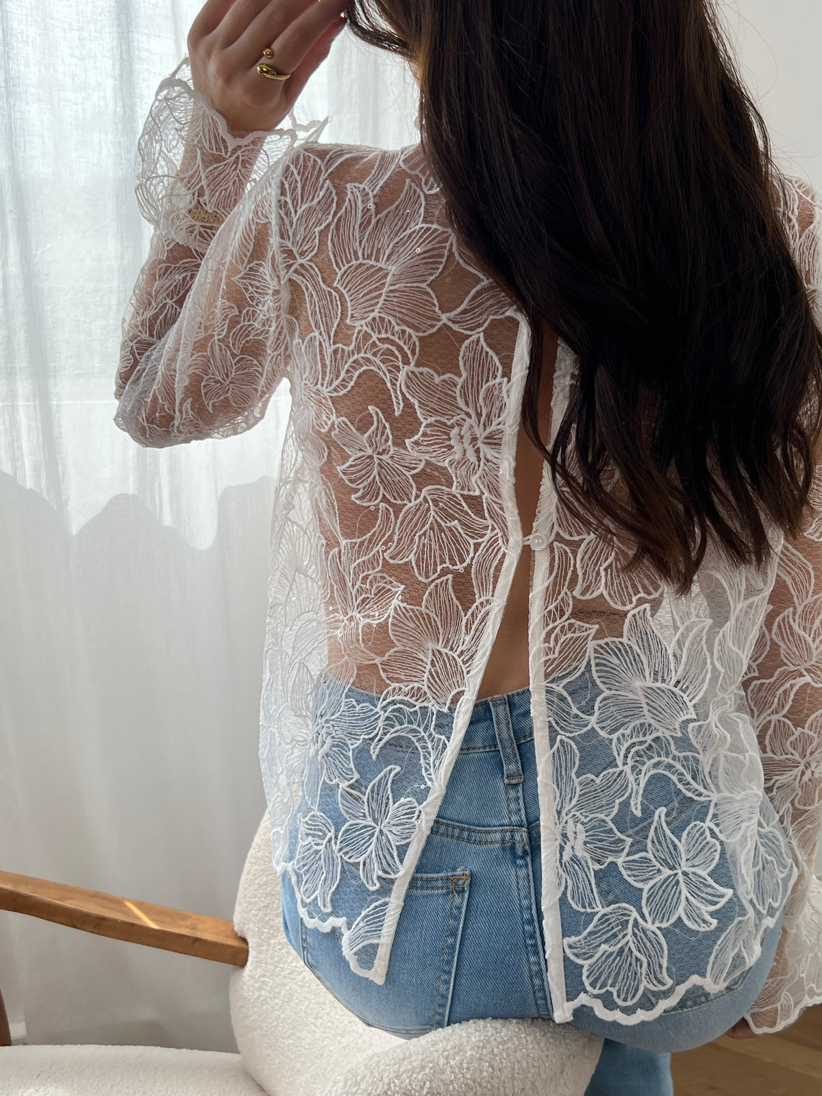 Cette blouse écrue Evelina allie délicatesse et élégance. Confectionnée en broderie ajourée, elle offre une touche de légèreté et de fraîcheur. Son col rond orné de volants apporte une note féminine raffinée, tandis que les deux boutons sur le devant facilitent l’enfilage.