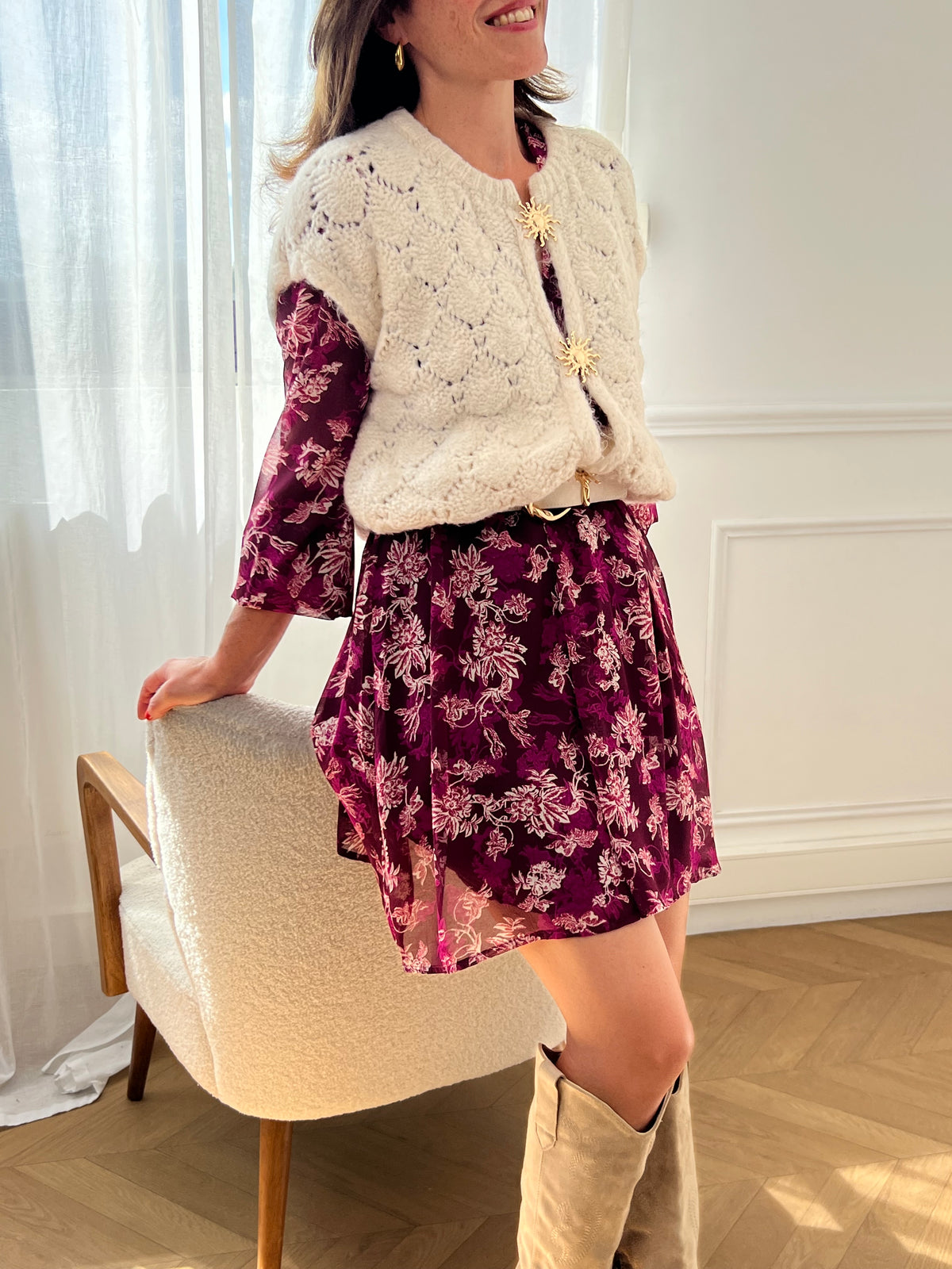 Ce gilet sans manches beige, Gaela, allie simplicité et élégance avec son col rond classique. Les broches dorées sur le devant ajoutent une touche sophistiquée, rehaussant discrètement votre look tout en restant confortable et facile à porter.