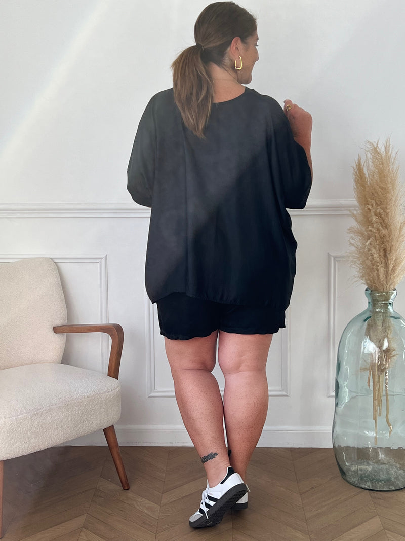 Découvrez le confort et l'élégance dans notre Tee-shirt noir effet satiné grande taille femme Louve ! Avec son col en V et ses manches courtes, ce tee-shirt vous offrira un look sophistiqué.&nbsp; Il allie douceur et qualité pour vous accompagner tout au long de la journée.