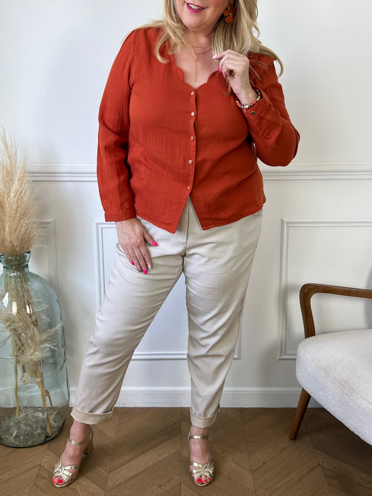 Découvrez notre ravissante chemise terracotta Curve : Laury en gaze de coton douce et légère. Avec son col V festonné, ses boutons dorés et ses manches longues, elle vous offrira confort et élégance en toutes occasions. Sa couleur vert sapin apportera une touche de fraîcheur à votre tenue.