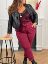 Pantalon bordeaux grande taille à taille haute, élégant et confortable au quotidien. Il dispose de poches latérales, d’un élastique à la taille et d’une ceinture ajustable et amovible pour un ajustement parfait. Une pièce chic et polyvalente, idéale pour sublimer toutes les silhouettes.