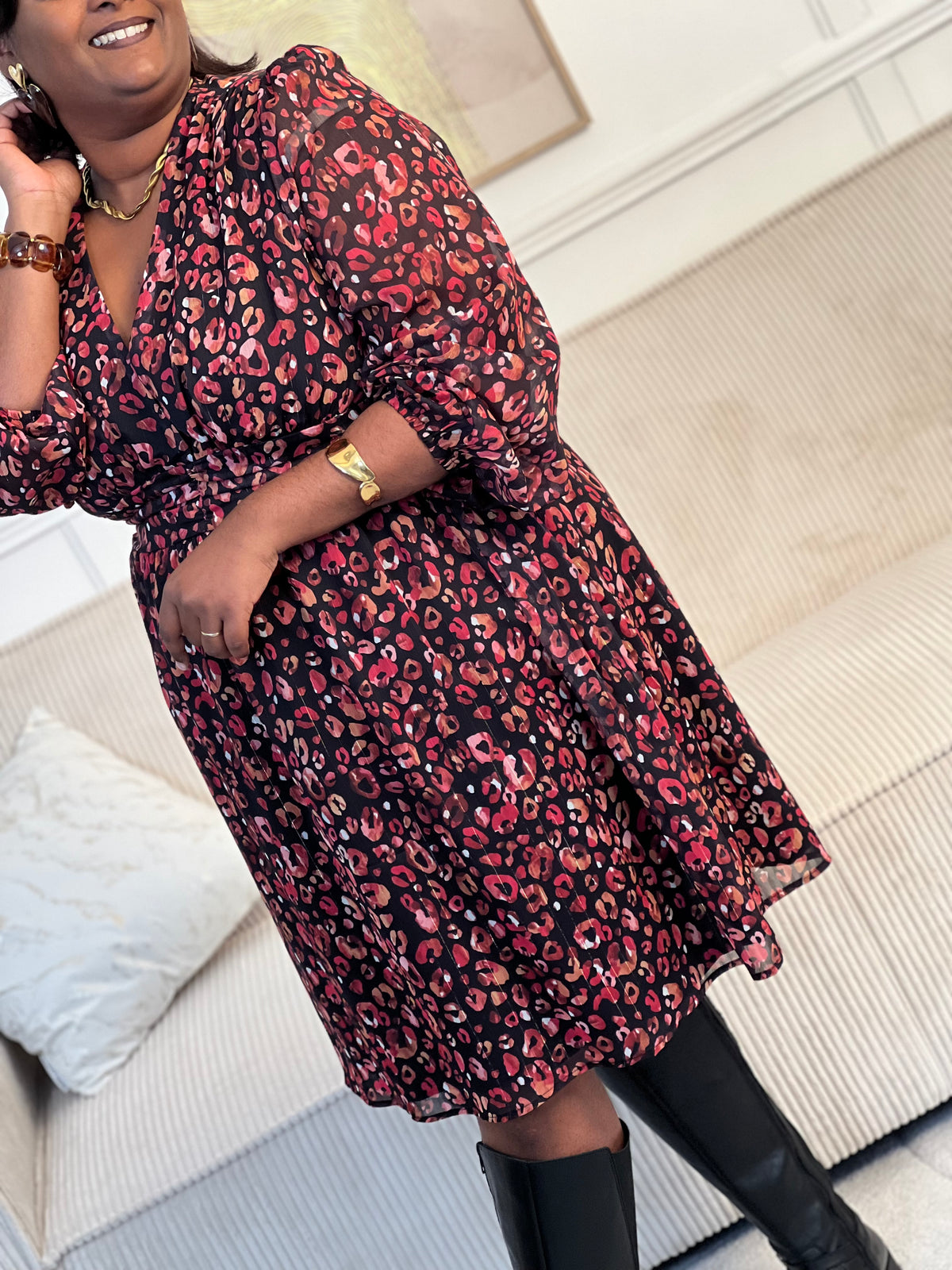 Audacieuse et pleine de charme, cette robe courte à motif léopard coloré séduit par ses tons rose et orangé. Sa coupe légère et féminine apporte une touche de pep’s et d’élégance à ton look.