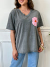 On craque pour ce tee-shirt gris ultra doux, sublimé par de délicats motifs floraux rose, orangé et jaune. Un vrai coup de cœur pour illuminer vos journées avec style et légèreté!