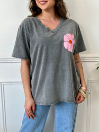 On craque pour ce tee-shirt gris ultra doux, sublimé par de délicats motifs floraux rose, orangé et jaune. Un vrai coup de cœur pour illuminer vos journées avec style et légèreté!