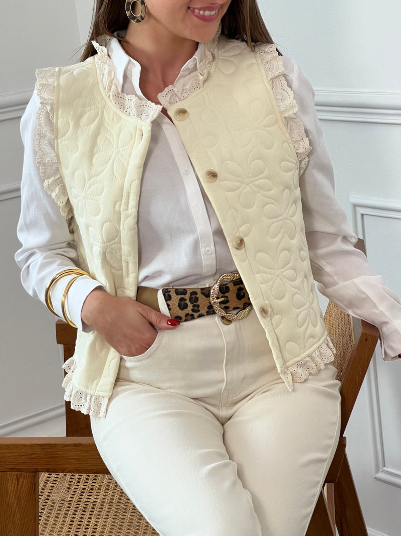 Découvrez notre veste sans manches Lizia beige avec délicats motifs de fleurs et broderie pour femmes. Parfaite pour apporter une touche élégante et printanière à vos tenues ! Boutons le long de la veste pour une fermeture pratique.&nbsp;