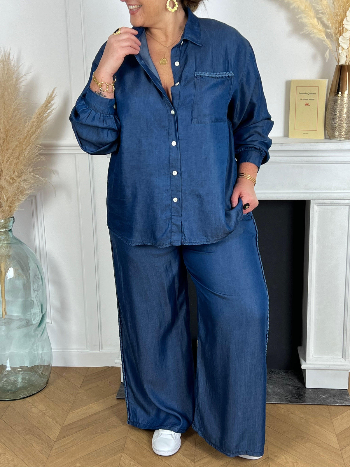 Découvrez notre chemise bleue Curve : Calie ! Son design unique avec des détails tressés ajoutent une touche d'originalité à votre tenue. Son tissu de qualité garantit un confort optimal toute la journée. Parfait pour une tenue décontractée ou habillée.