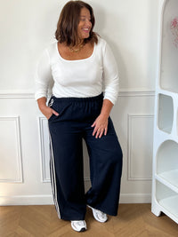 Pantalon droit bleu marine à rayures blanches grande taille Priscille – Taille élastique | Loïcia
