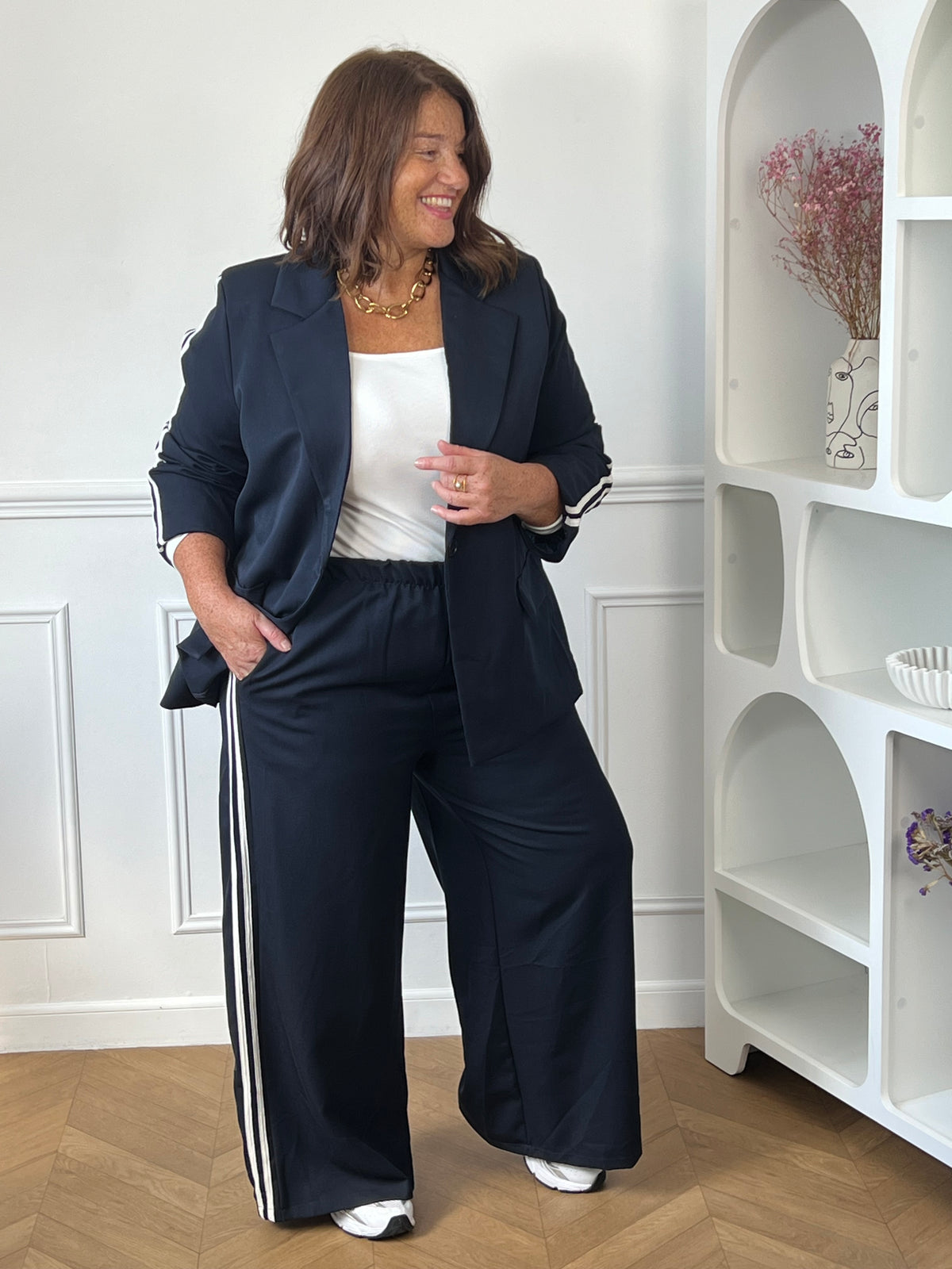 Femme grande taille portant l'ensemble blazer pantalon bleu marine Priscille – Taille unique 44/50 | Loïcia