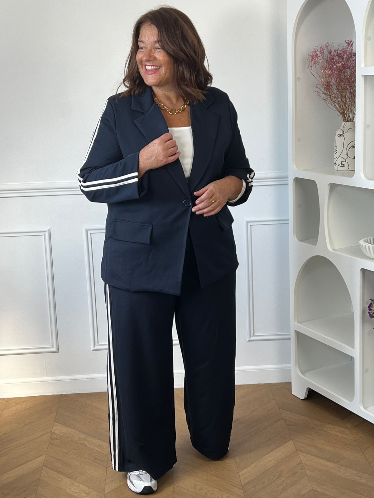 Détail manches rayures blanches du blazer bleu marine grande taille Priscille – Made in Italy | Loïcia