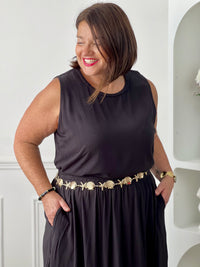 Craquez pour cet ensemble blouse et jupe noire grande taille au style élégant et raffiné. La jupe longue à coupe fluide se distingue par sa fente sur le côté, sa tresse à la taille et son élastique au dos pour un confort optimal. La blouse sans manches, dotée d’un col rond avec détail tressé et d’une ouverture au dos avec bouton, apporte une touche féminine et sophistiquée.