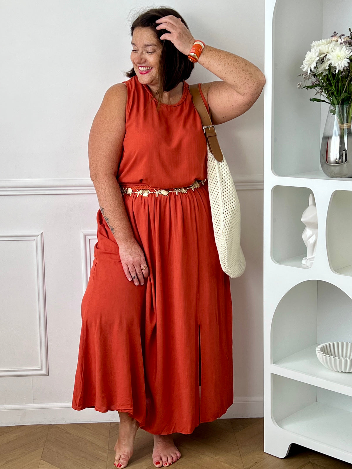 Craquez pour cet ensemble blouse et jupe terracotta grande taille au style élégant et raffiné. La jupe longue à coupe fluide se distingue par sa fente sur le côté, sa tresse à la taille et son élastique au dos pour un confort optimal. La blouse sans manches, dotée d’un col rond avec détail tressé et d’une ouverture au dos avec bouton, apporte une touche féminine et sophistiquée.