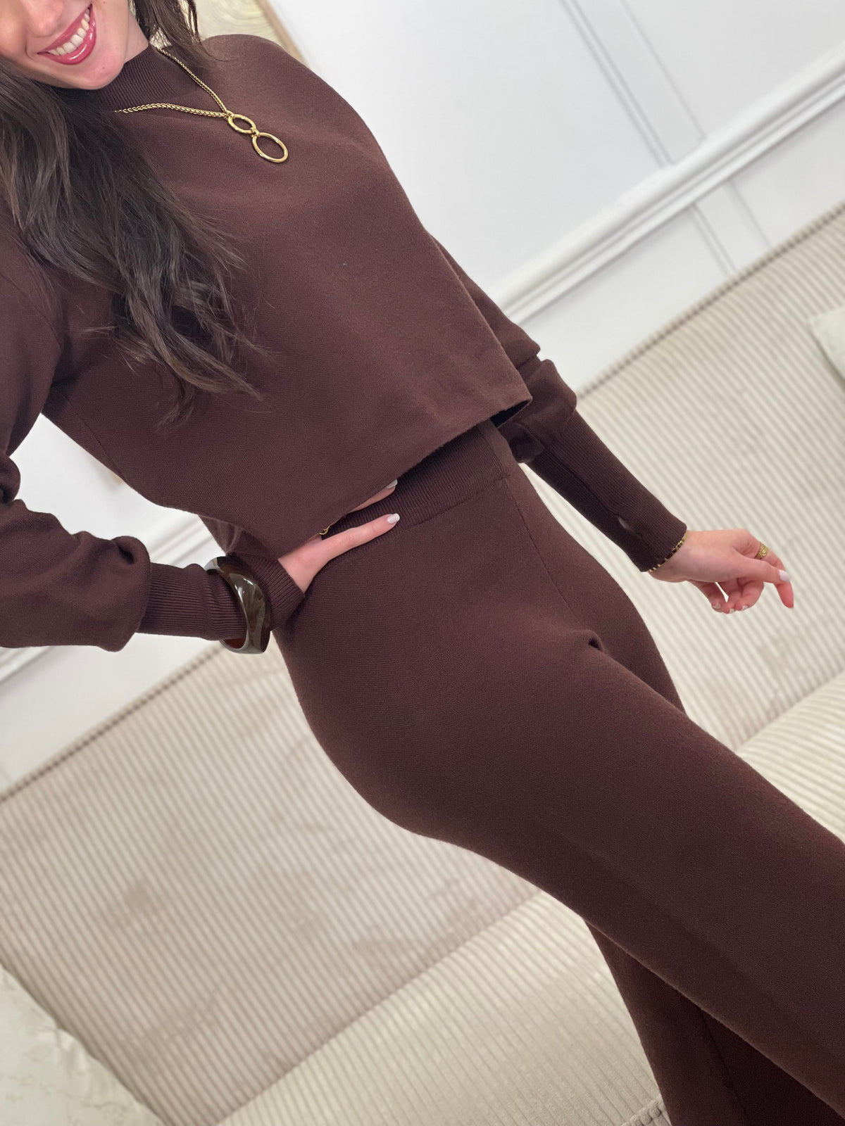 Cet ensemble marron Dafne est parfait pour un look décontracté mais élégant. Le pull à manches longues vous garde au chaud tandis que le pantalon à taille élastique vous offre un confort inégalé. Fabriqué avec une matière douce et confortable, il sera votre nouveau choix pour les journées détente.